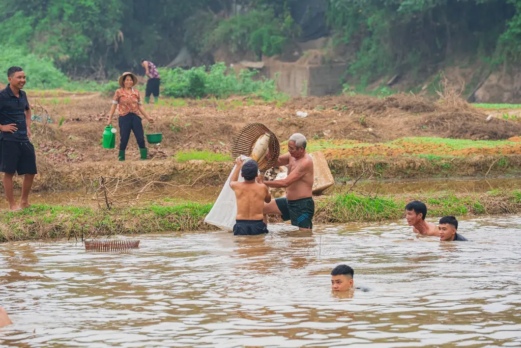 Cụ ông khoe tài đánh cá trong lễ hội Đả Ngư đền Và