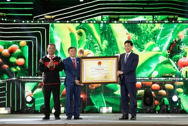 Trao chứng nhận 110325
