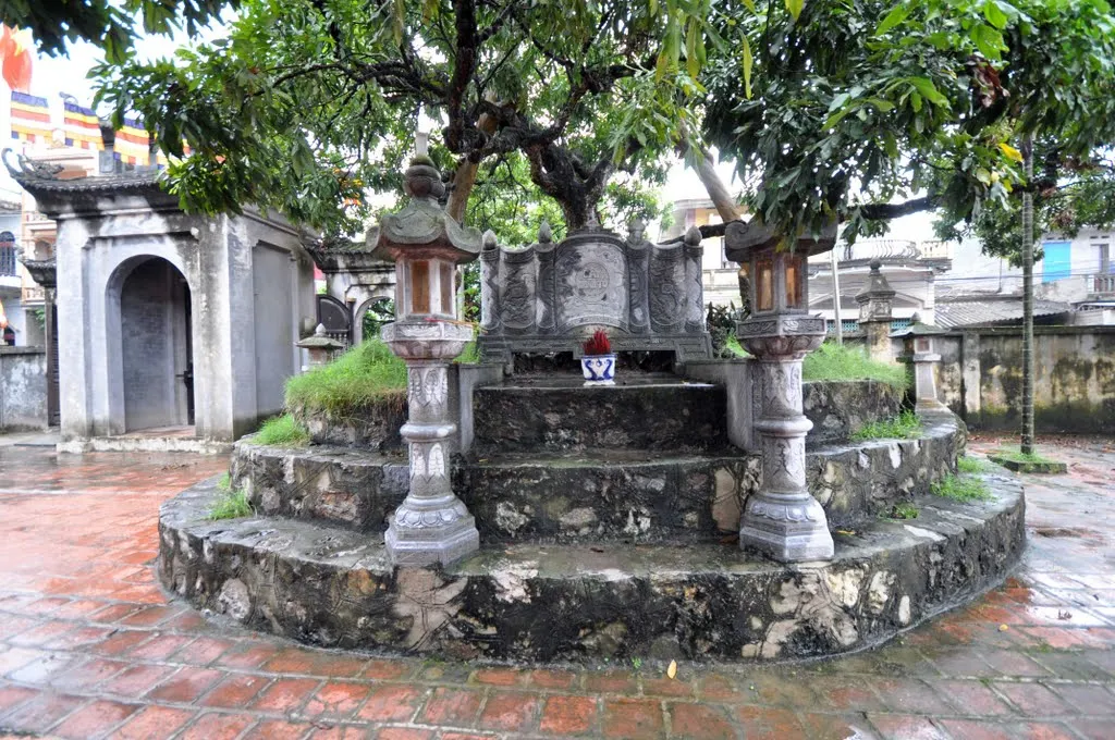 Khu mộ và ban thờ đá trong sân Đình Hiến