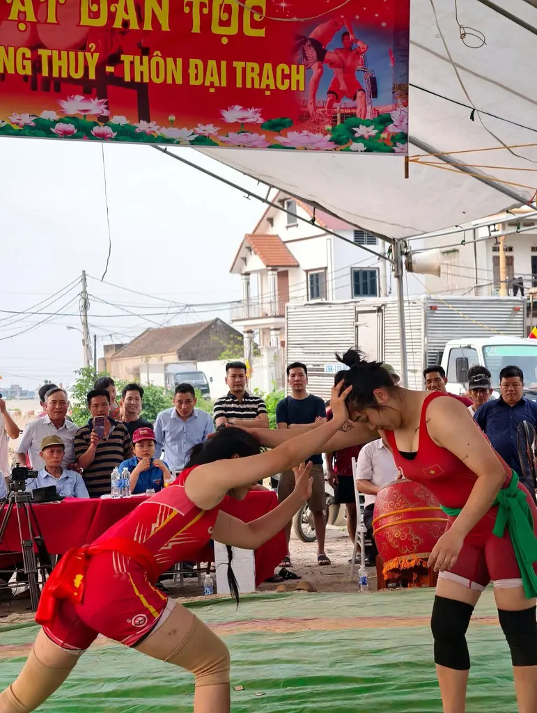 Giải đấu vật tại Lễ hội Chùa Hương Thủy