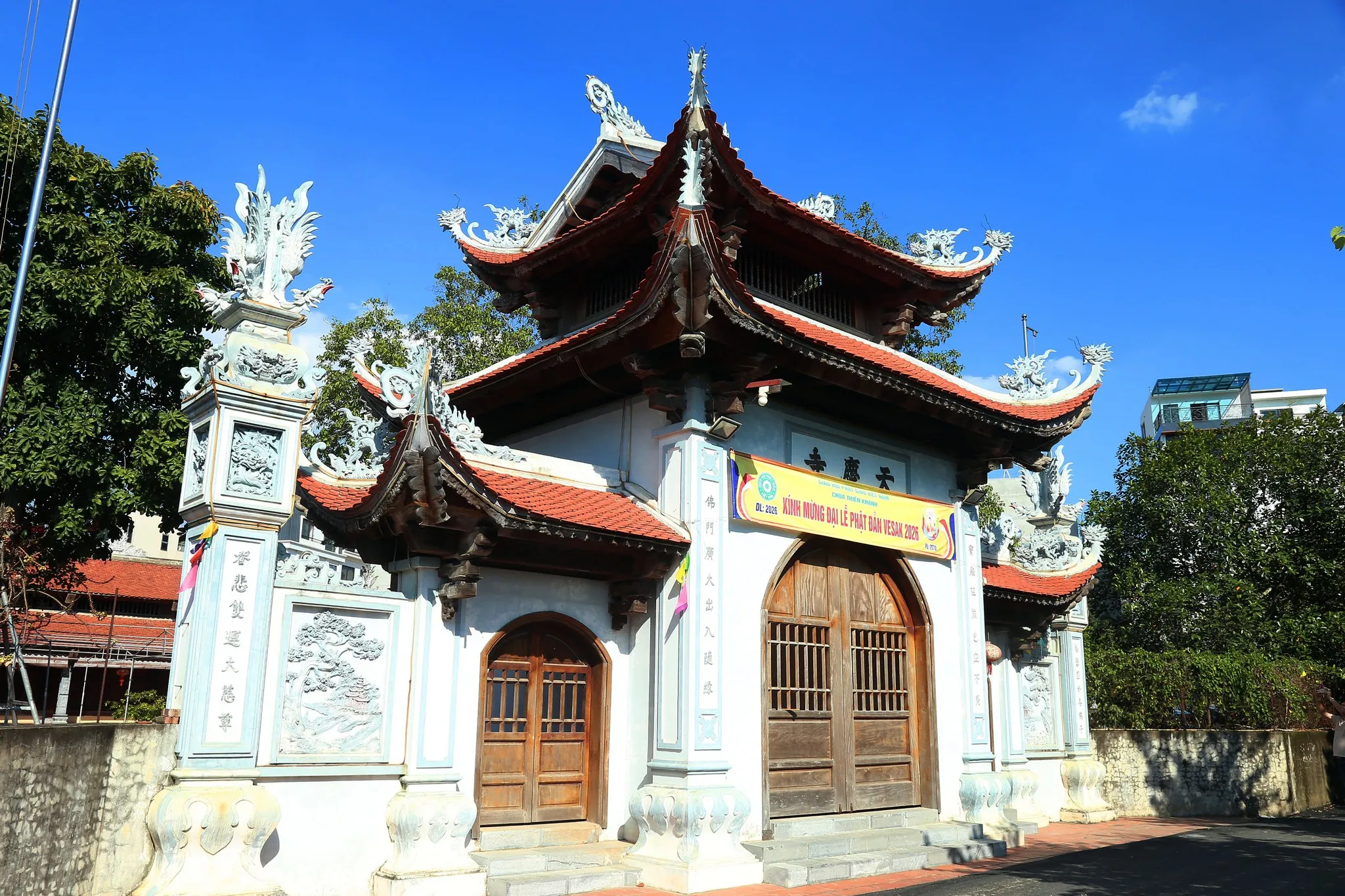 Mái cổng tam quan chùa Thiên Khánh (Miêu Nha) nhìn từ bên trái