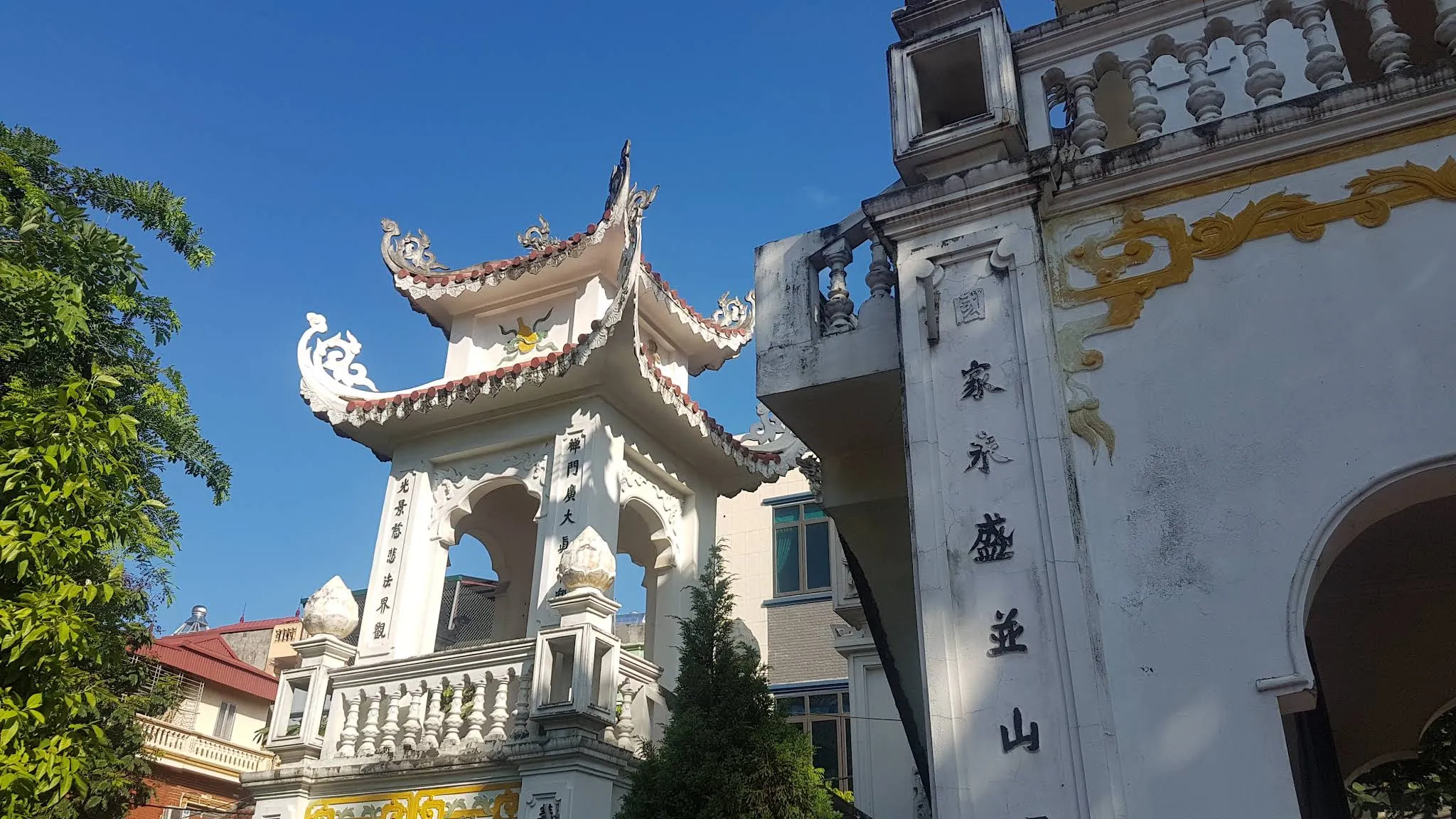 Kiến trúc Công tam quan di tích Chùa Chèm