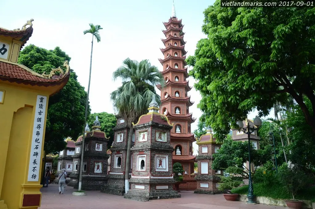 Khu vườn tháp bên trong Chùa Trấn Quốc