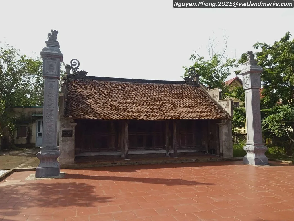 Khuôn viên Đền Thờ Nguyễn Chích