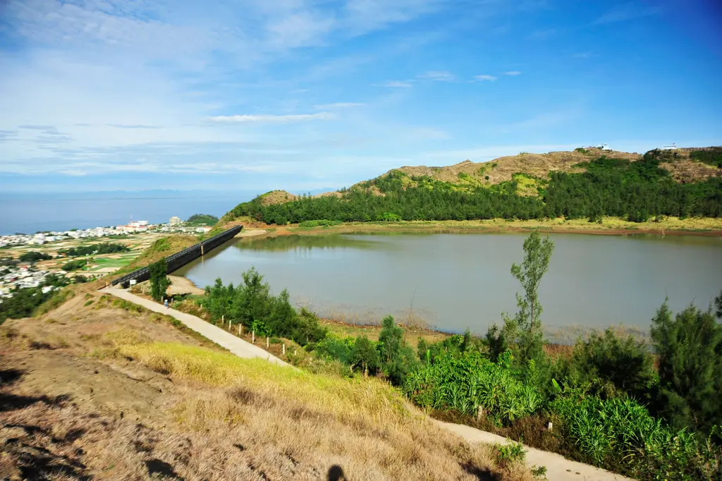 Hồ trên di tích danh thắng Núi Thới Lới
