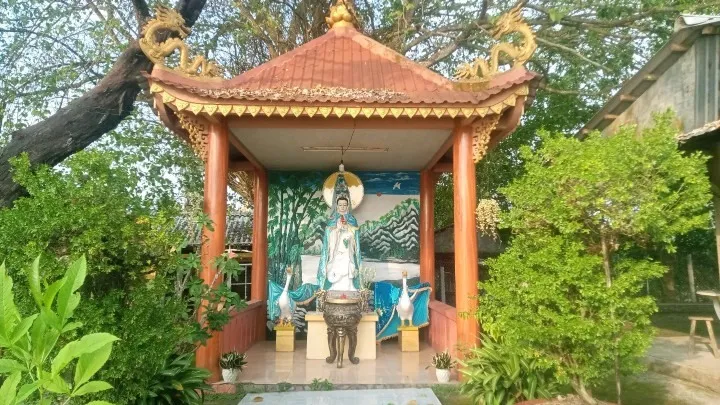 Ban thờ Quan Âm tại Miếu Hà Dương Thủy Thần
