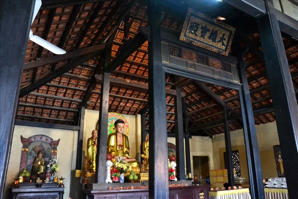Bên trong điện thờ Chùa Phù Dung