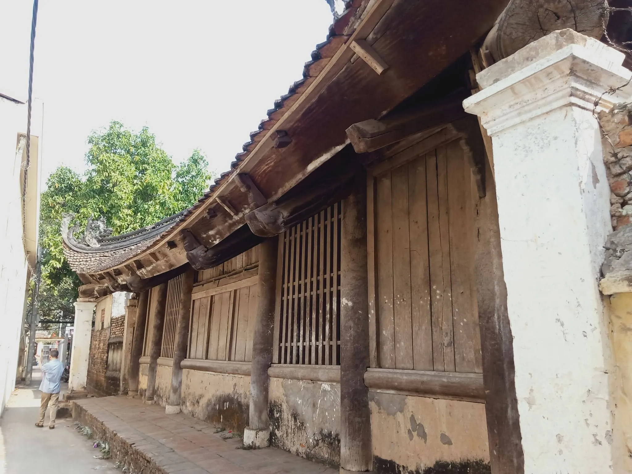 Phía sau đình Hữu Bằng