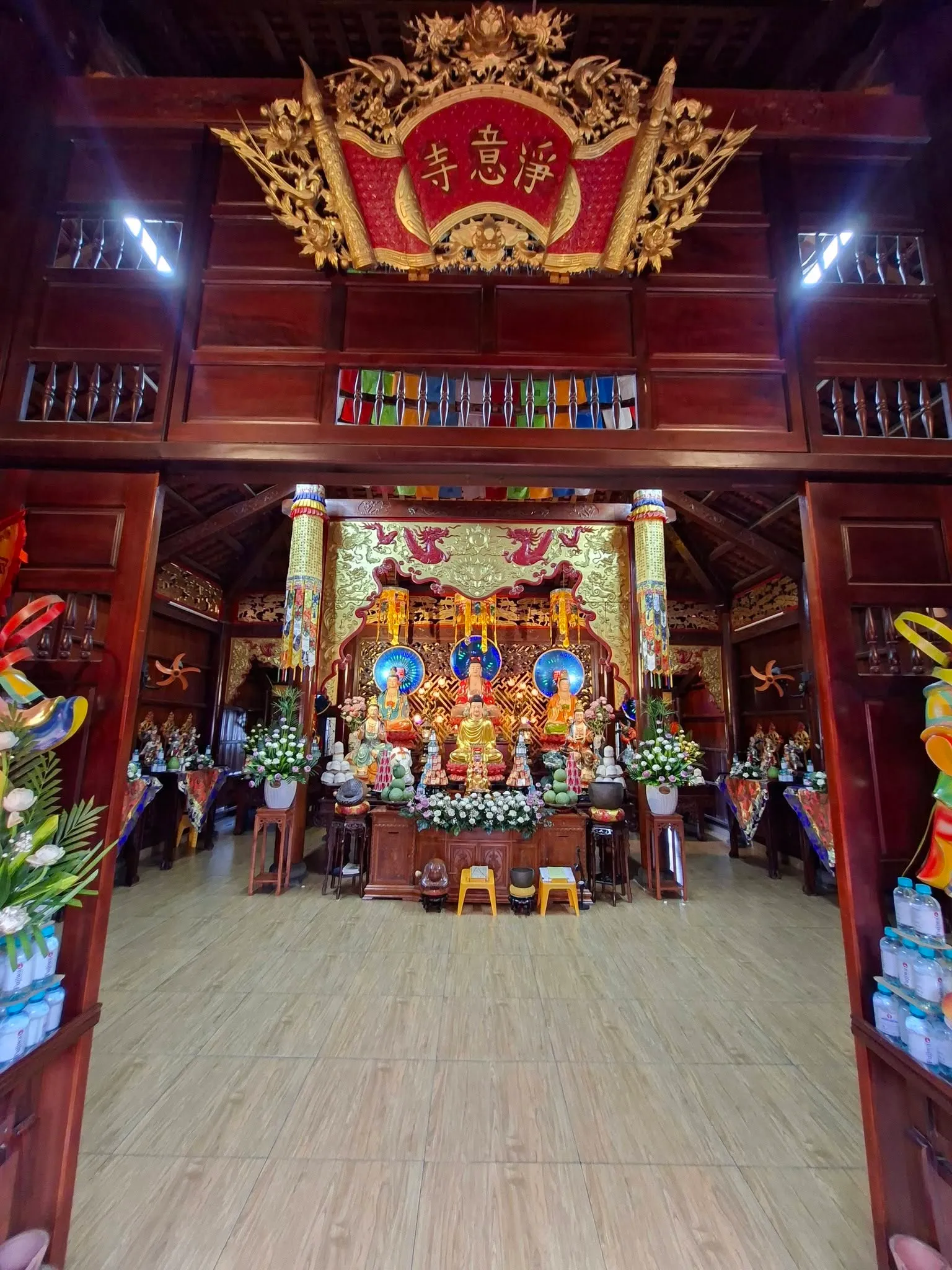 Không gian bên trong Chùa Tịnh Ý
