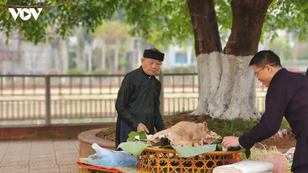 Ông mo và bà con chuẩn bị mâm lễ cúng tại Lễ hội Xên Mường