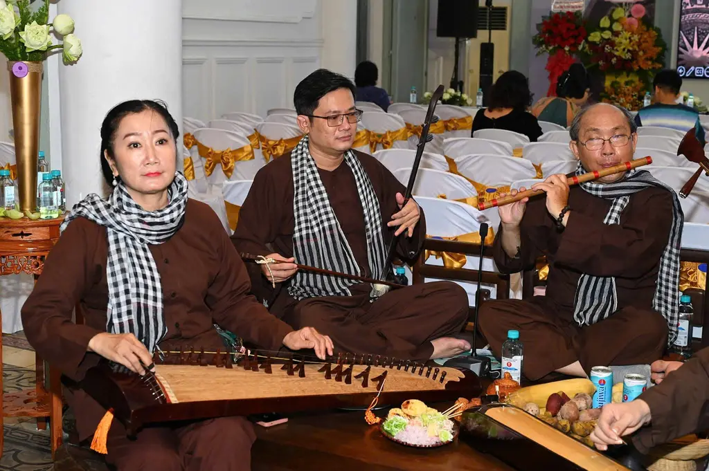 Nghệ sĩ Cẩm Thủy biểu diễn đàn Tranh
