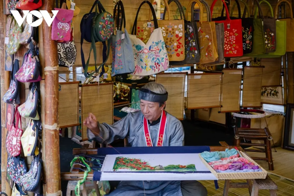 Nghệ nhân Lê Văn Nguyên giới thiệu kỹ thuật thêu truyền thống tại Festival Thăng Long năm 2025