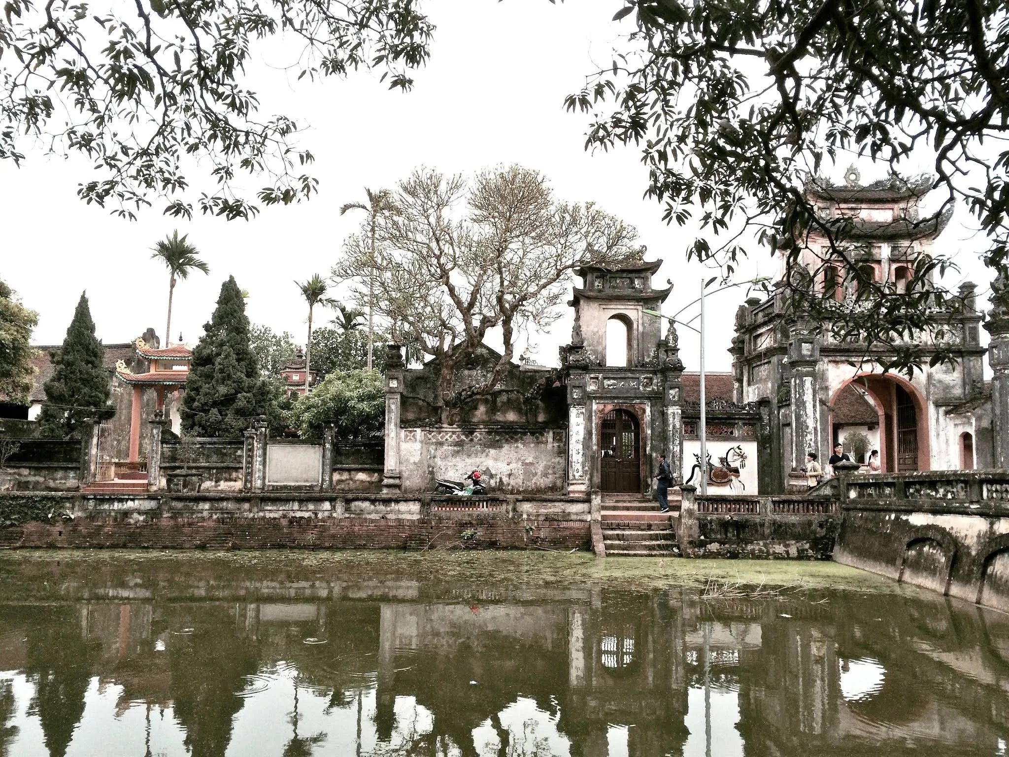 Cảnh quan trước Đình Khê Hồi