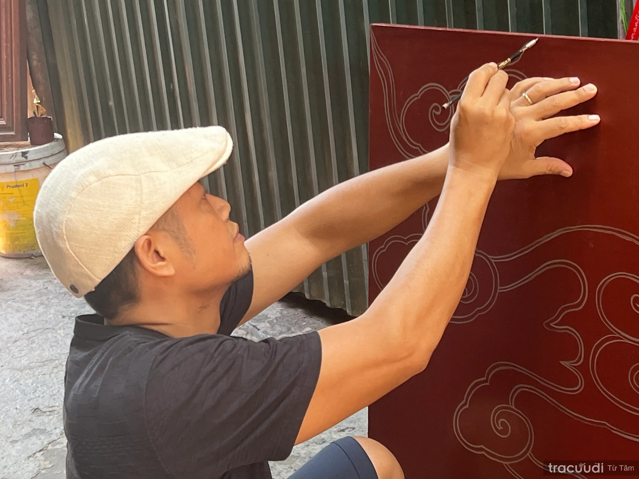 Nghệ nhân Nguyễn Viết Lợi và các sản phẩm trong không gian trưng bày tại gia đình