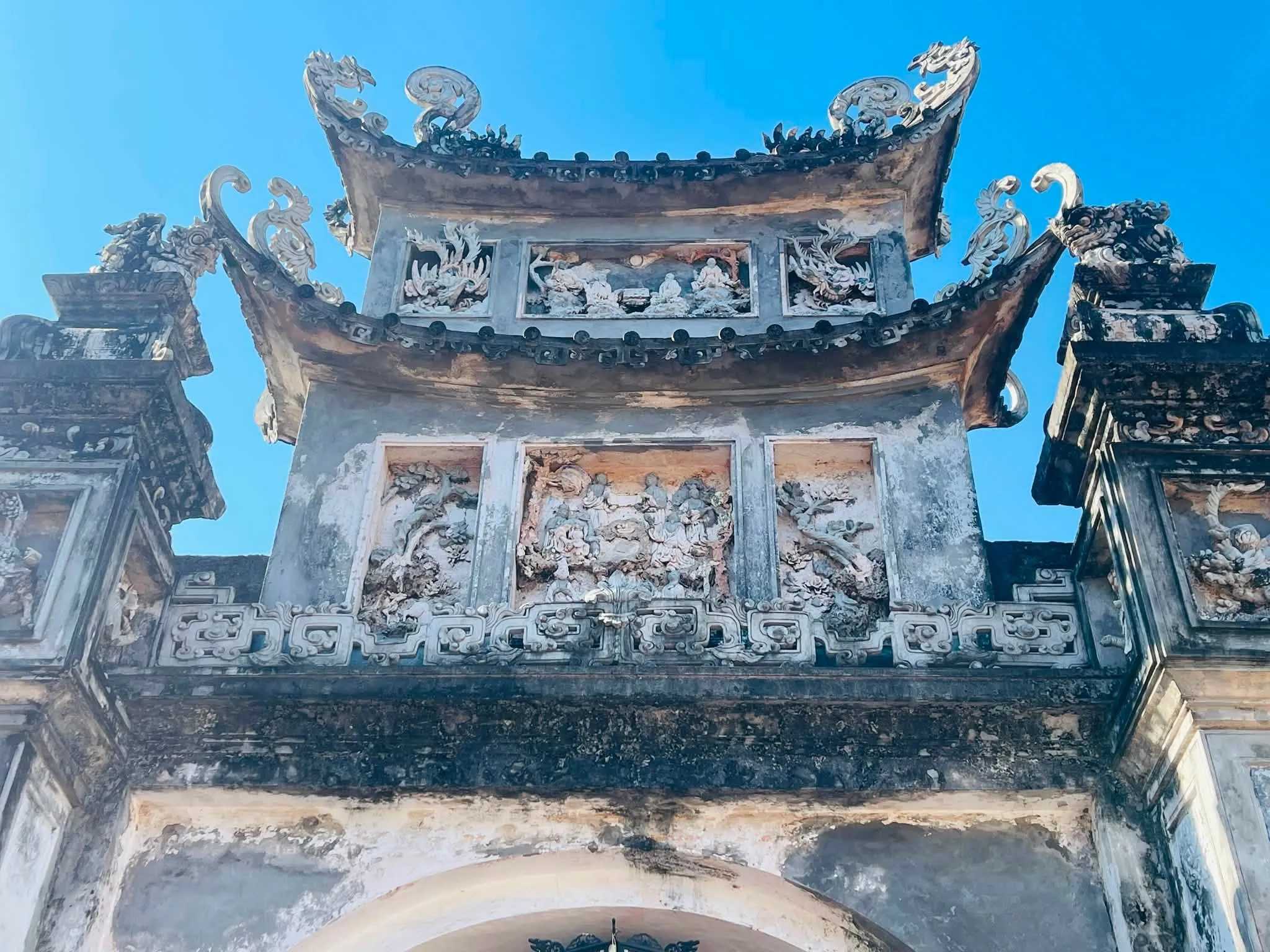 Hoạ tiết trang trí cổng vào đình Mui.
