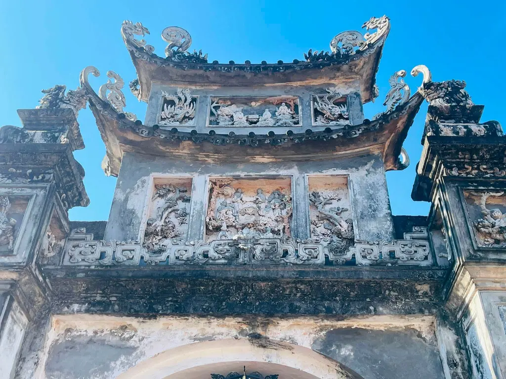 Hoạ tiết trang trí cổng vào đình Mui.