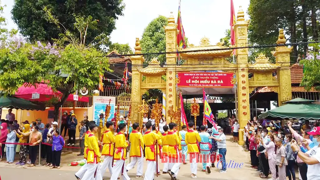 Khung cảnh Lễ Miếu Bà Rá