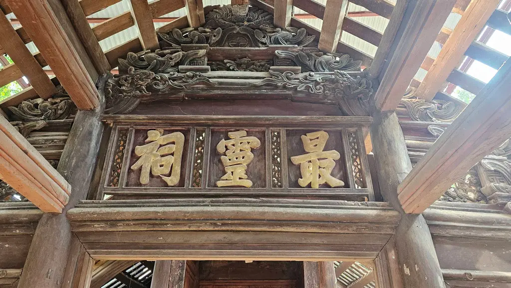 Biển tên trong Quán Hạ trước trùng tu