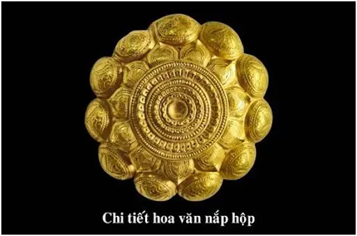 Chi tiết hoa văn trên nắp hộp vàng Ngọa Vân - Yên