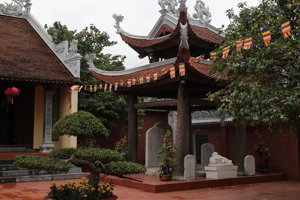Nhà bia tại Đình Hoàng Mai