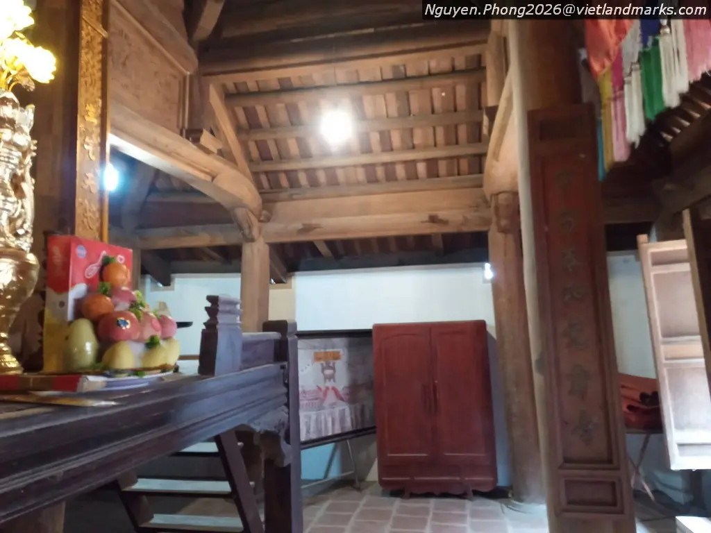 Không gian bên trong Đền Đào Xá