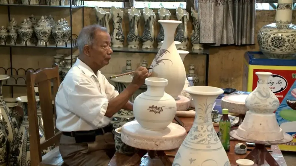 Nghệ nhân đang trang trí hoa văn cho gốm Chu Đậu