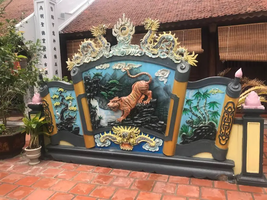 Cảnh quan bên ngoài di tích Đình Đức Môn