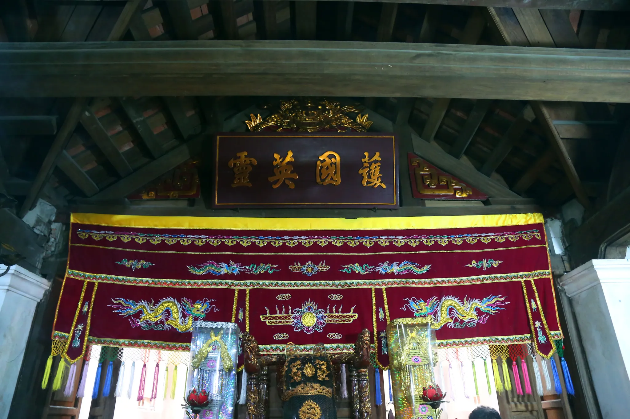 Biển tên trong khu thờ tự đình Hòe Thị