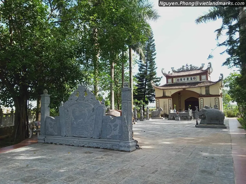 Khuôn viên Lăng quận công Chu Xuân Hãn