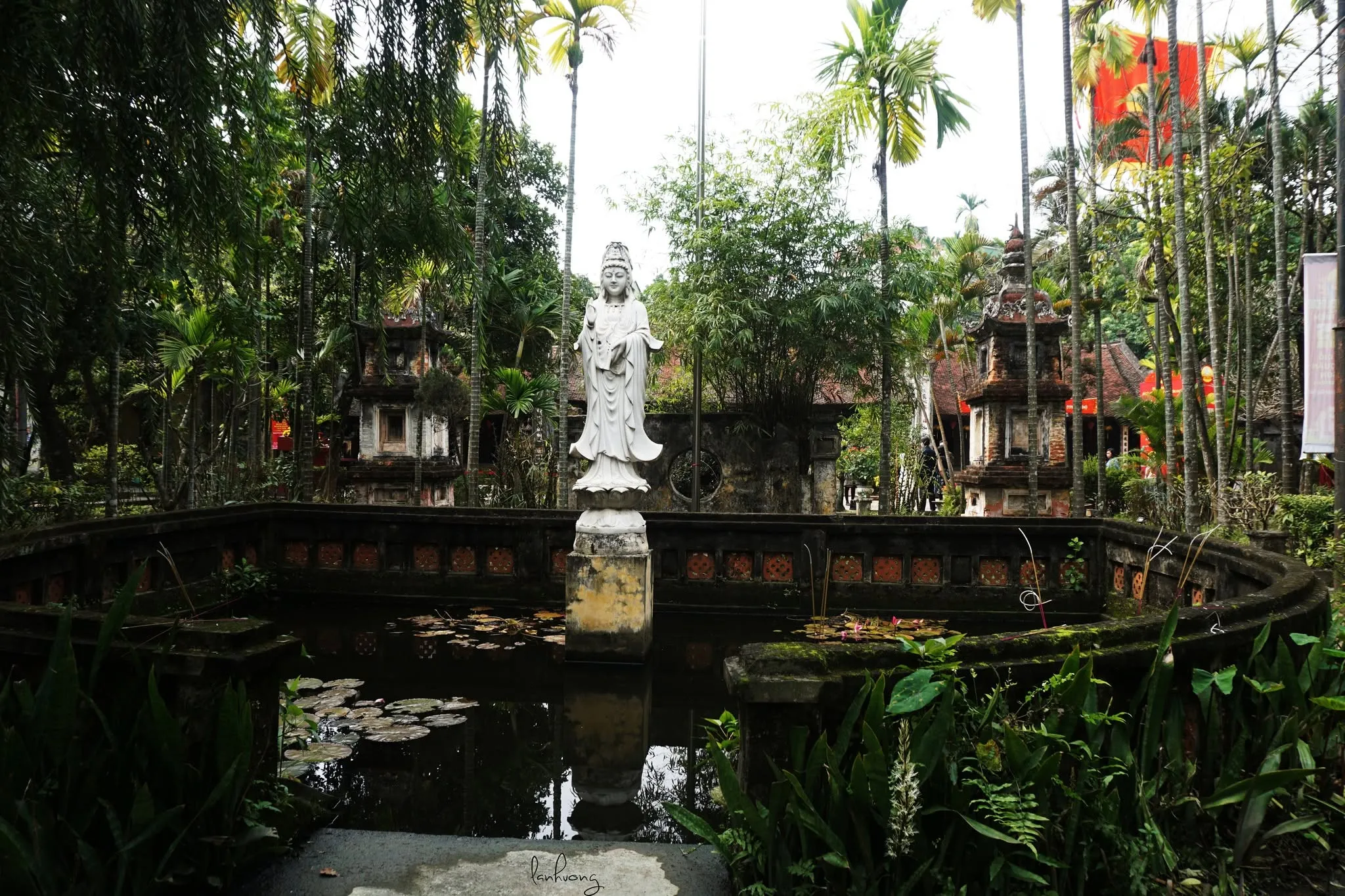 Tượng Phật trong khuôn viên Chùa Kim Sơn