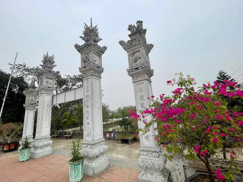 Cảnh quan di tích Đình Phú Tàng
