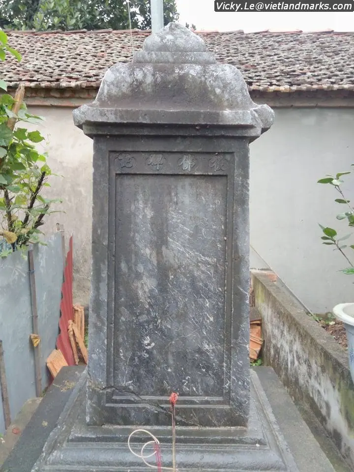 Cột đá tại Chùa So