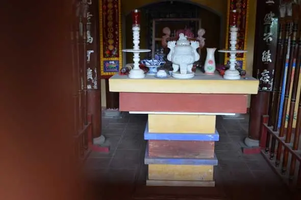 Đình Cẩm Toại và Bệ thờ đá sa thạch trong đình