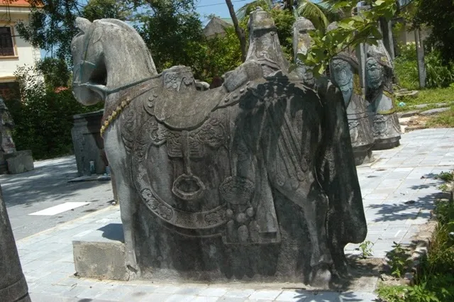 Tượng ngựa đá tại Lăng quận Mãn