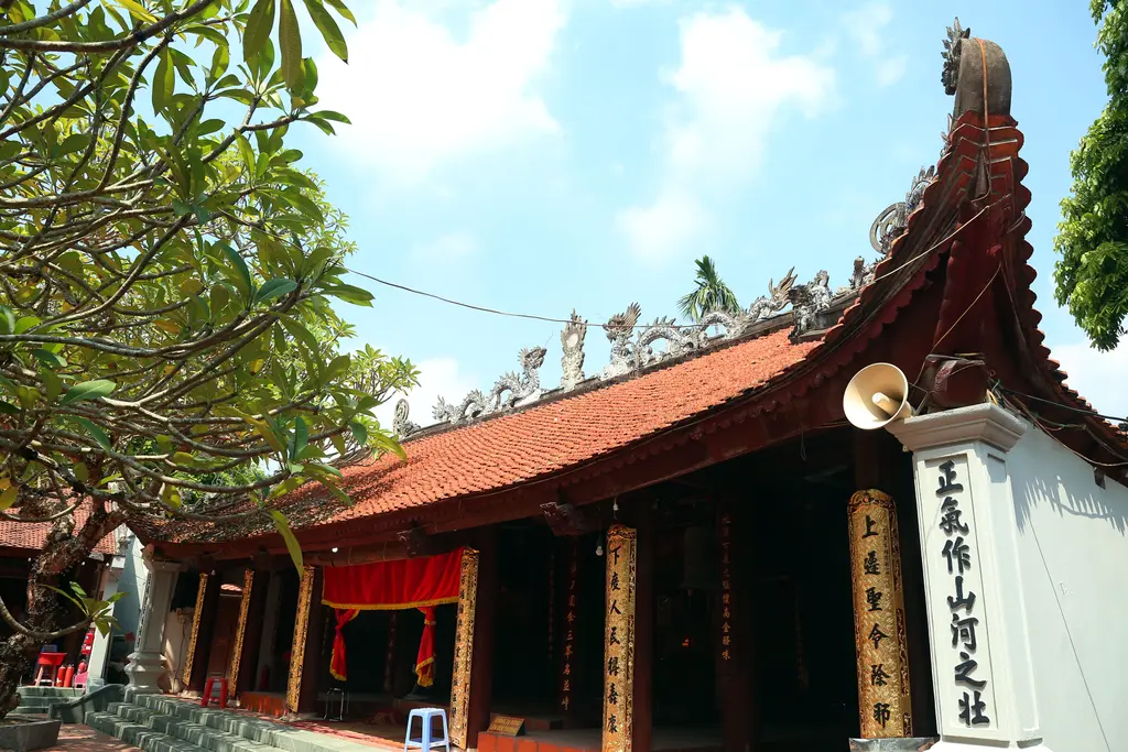 Lưỡng long chầu nguyệt trên mái đình Hòe Thị