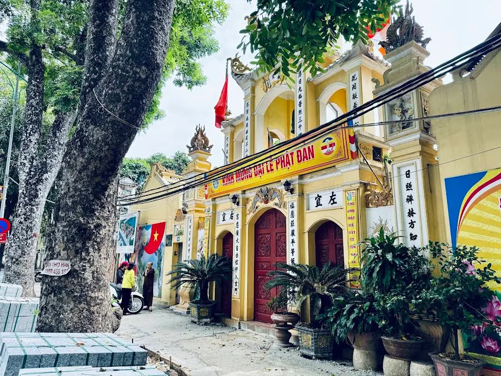 Cổng tam quan Chùa pháp Hoa