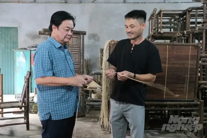Nghệ nhân làng nghề tre Xuân Lai Nguyễn Văn Kỷ (áo đen) giới thiệu với Bộ trưởng Lê Minh Hoan về làng nghề.
