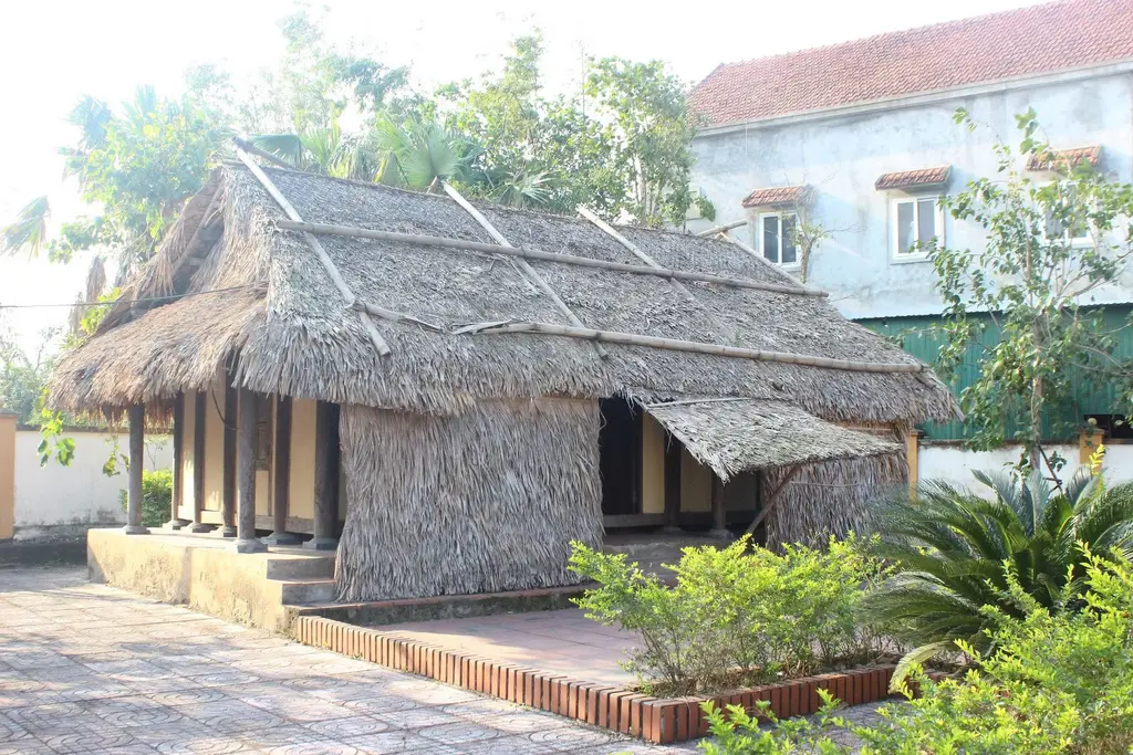 Khuôn viên Nhà Cụ Mai Kính