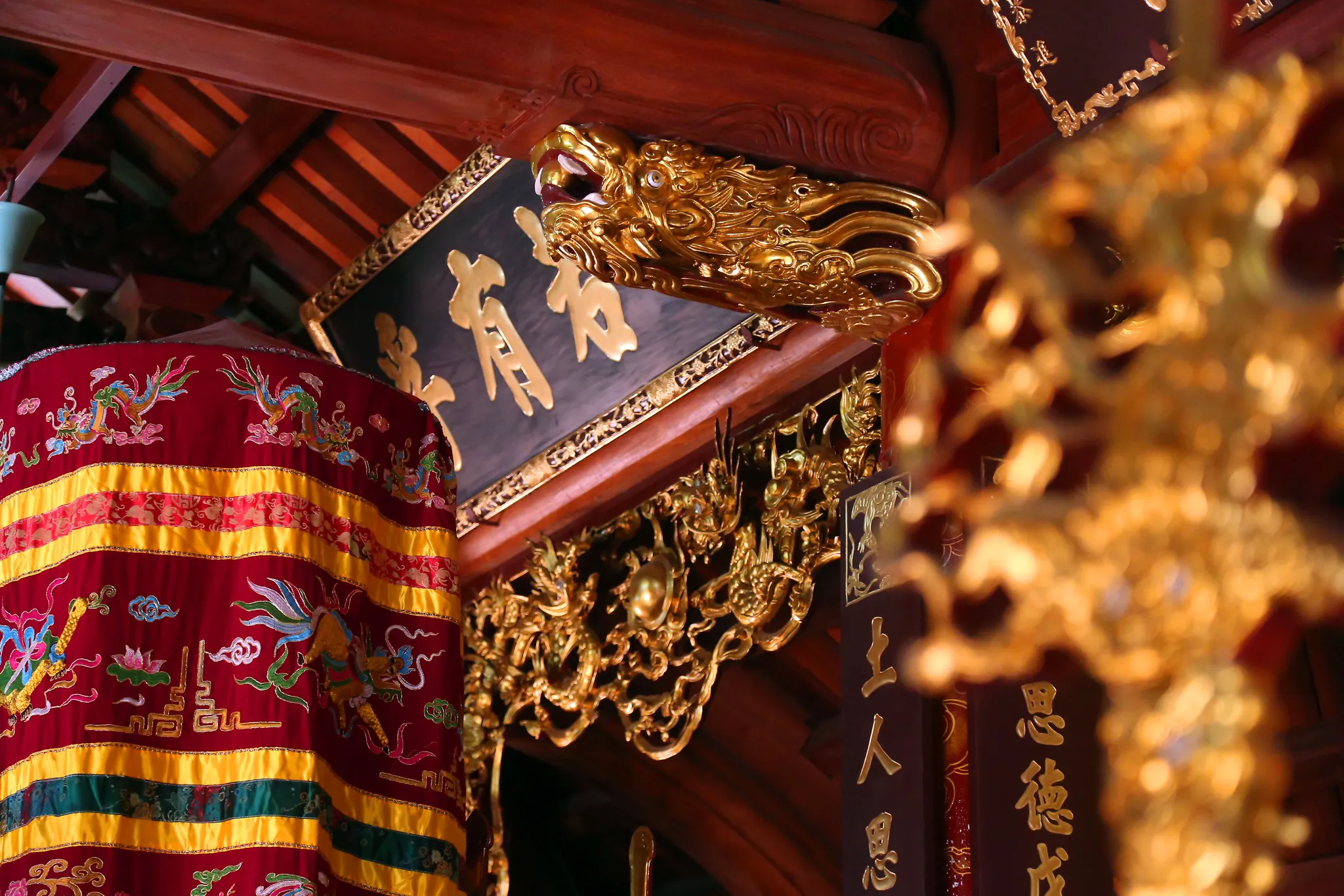 Chi tiết đầu rồng trên xà ngang đình Tu Hoàng