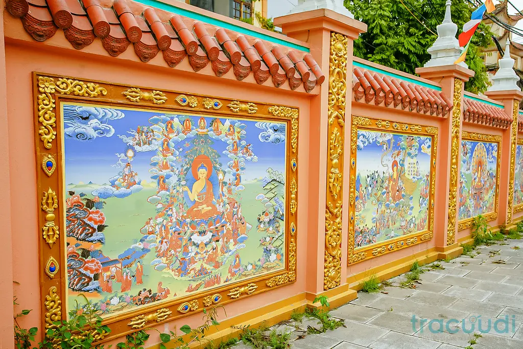 Bức họa trên tường bao di tích Chùa Long Quang