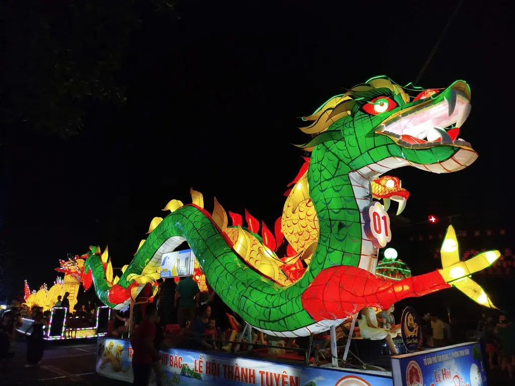 Rước đèn mô hình rồng trong Lễ hội Thành Tuyên