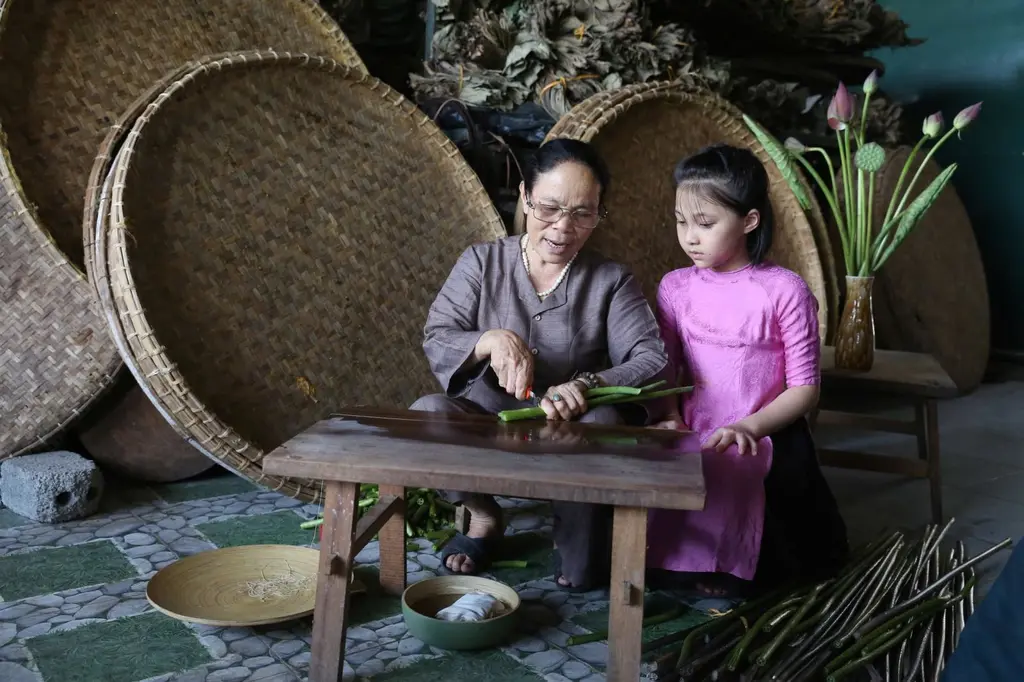 Nghệ nhân Phan Thị Thuận truyền dạy nghề dệt từ tơ sen cho thế hệ sau