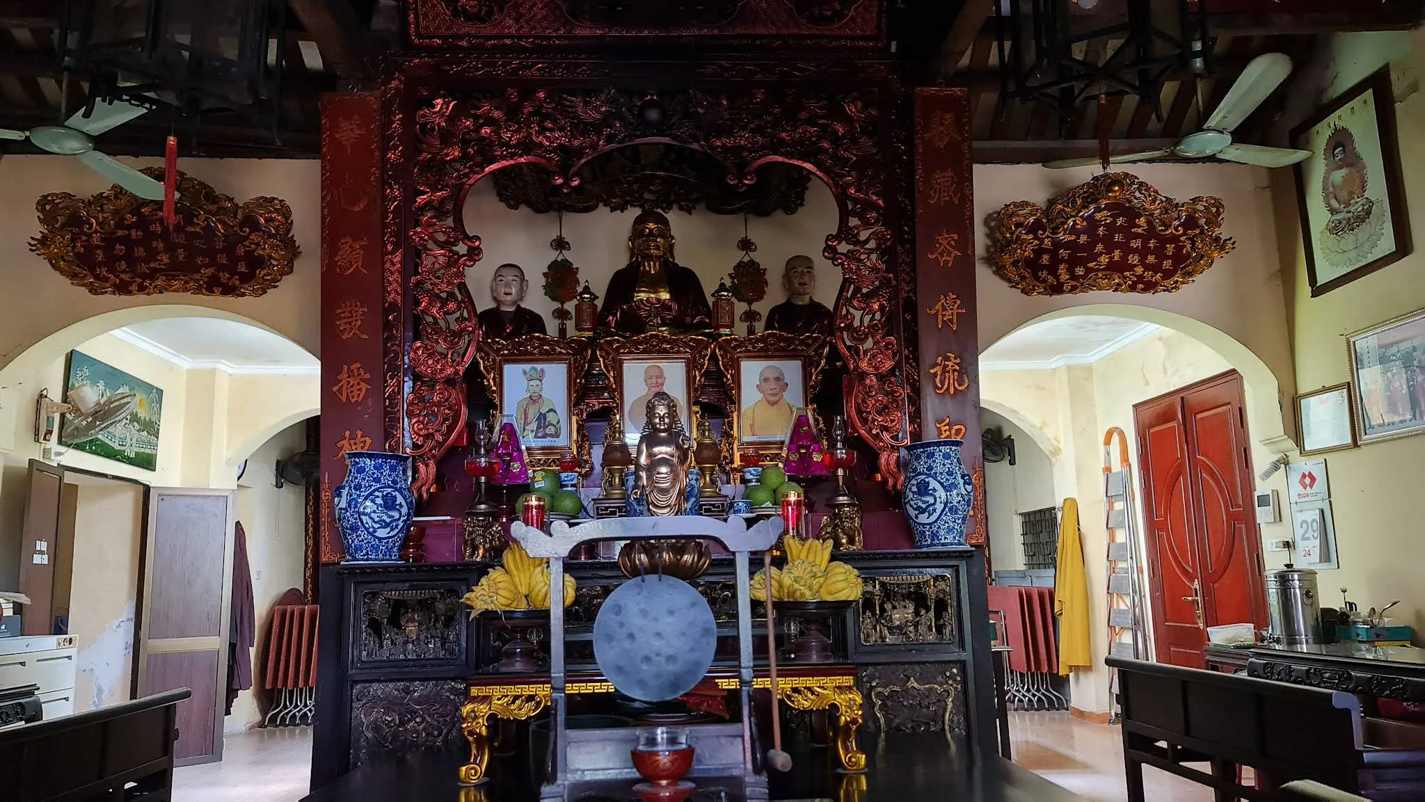 Cảnh quan bên trong di tích Chùa Châu Long