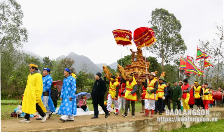Đoàn rước tại lễ hội Ná Nhèm