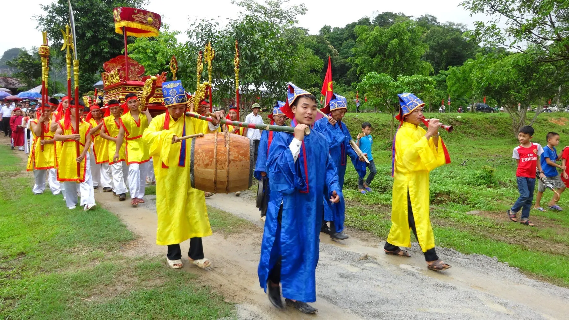 Lễ rước linh giá tại kễ hội Đền Choọng