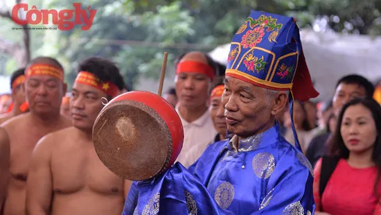 Đánh trống khai mạc lễ hội kéo co tại Hội đền Trấn Vũ