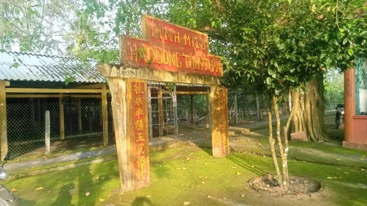 Cổng Miếu Hà Dương Thủy Thần