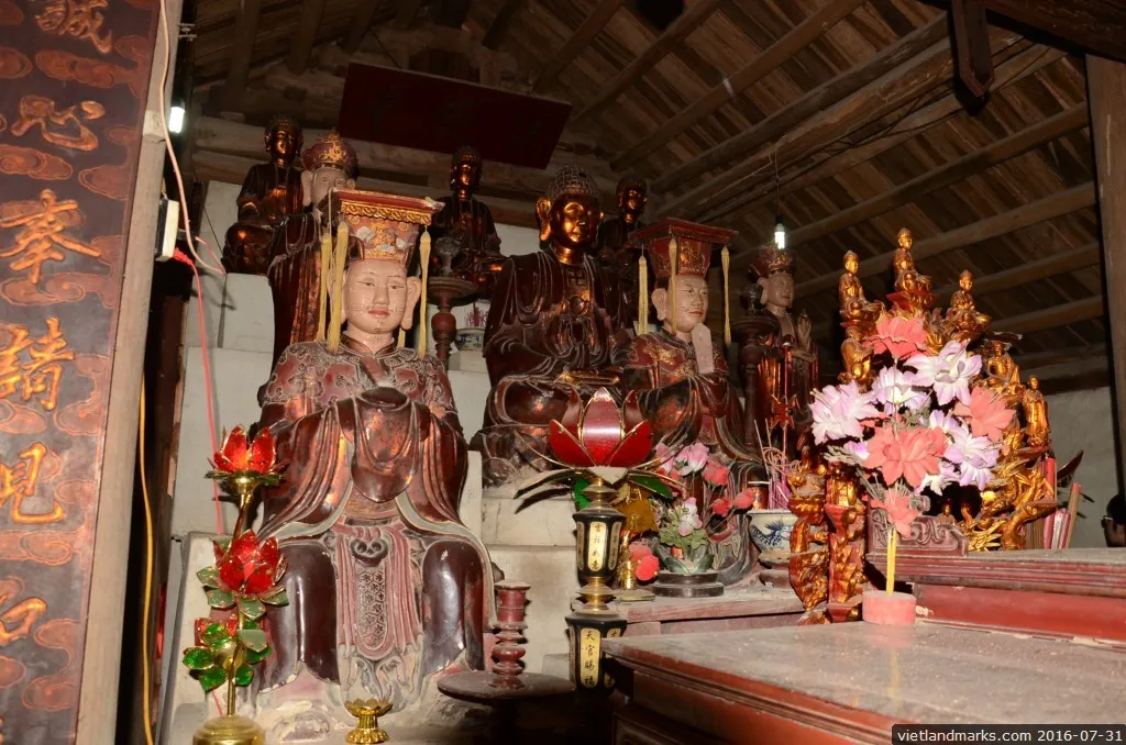 Gian thờ bên trong Chùa Đông Lai