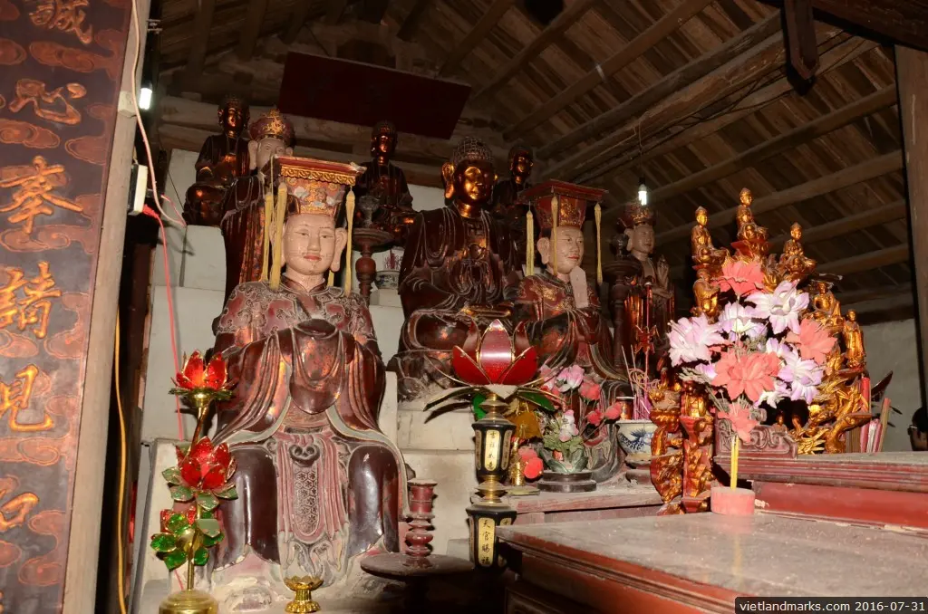 Gian thờ bên trong Chùa Đông Lai