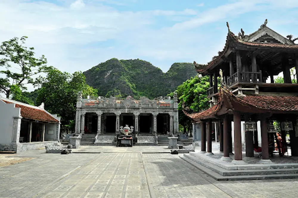 Khuôn viên Đền Thái Vi